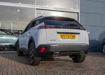 SPOTICAR Peugeot 2008 1.2 Puretech Allure Euro 6 (s/s) 5dr Used Car - Suv Petrol White - Aldershot - 1200561737_4