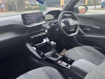 SPOTICAR Peugeot 2008 1.2 Puretech Allure Euro 6 (s/s) 5dr Used Car - Suv Petrol White - Portsmouth - 1200562599_2