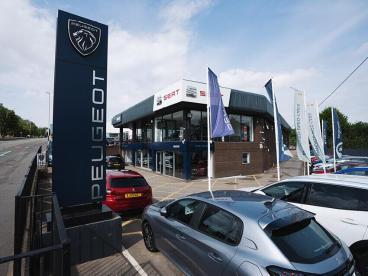 SPOTICAR Peugeot 2008 1.2 Puretech Gt Eat Euro 6 (s/s) 5dr Used Car - Suv Petrol Grey - Stourbridge - 1200593930_4