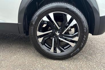 SPOTICAR Peugeot 2008 1.2 Puretech Gt Eat Euro 6 (s/s) 5dr Used Car - Suv Petrol White - Southend-on-sea - 1200594327_5