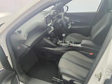 SPOTICAR Peugeot 2008 1.2 Puretech Allure Premium + Euro 6 (s/s) 5dr Used Car - Suv Petrol White - Eglinton - 1200624184_4
