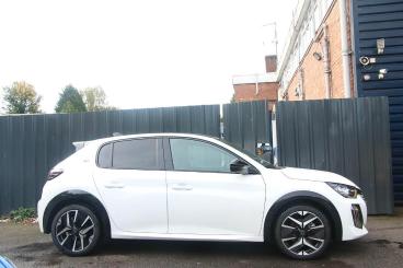 SPOTICAR Peugeot 208 1.2 Hybrid Gt E-dsc6 Euro 6 (s/s) 5dr Used Car - Hatchback Hybrid White - Lichfield - 1200548323_3