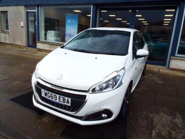 SPOTICAR Peugeot 208 1.2 Puretech Tech Edition Euro 6 (s/s) 5dr Used Car - Hatchback Petrol White - Campeltown - 1200564856_3