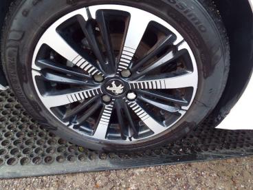 SPOTICAR Peugeot 208 1.2 Puretech Tech Edition Euro 6 (s/s) 5dr Used Car - Hatchback Petrol White - Campeltown - 1200564856_5