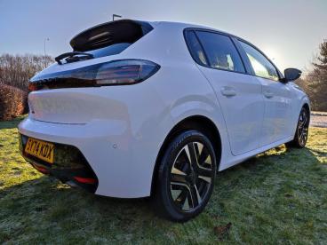 SPOTICAR Peugeot 208 1.2 Puretech Allure Euro 6 (s/s) 5dr Used Car - Hatchback Petrol White - Invergordon - 1200568836_3