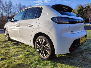 SPOTICAR Peugeot 208 1.2 Puretech Allure Euro 6 (s/s) 5dr Used Car - Hatchback Petrol White - Invergordon - 1200568836_4