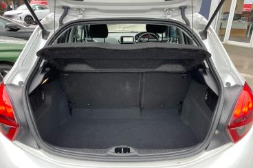 SPOTICAR Peugeot 208 1.2 Puretech Gpf Gt Line Eat Euro 6 (s/s) 5dr Used Car - Hatchback Petrol White - Newark On Trent - 1200579584_5