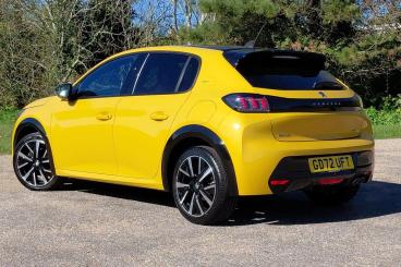 SPOTICAR Peugeot 208 1.2 Puretech Gt Premium Eat Euro 6 (s/s) 5dr Used Car - Hatchback Petrol Yellow - Eastbourne - 1200590286_5