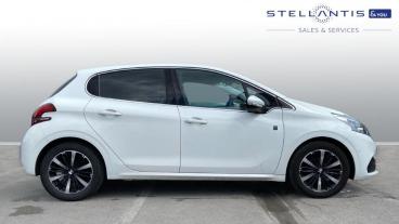 SPOTICAR Peugeot 208 1.2 Puretech Tech Edition Euro 6 (s/s) 5dr Used Car - Hatchback Petrol White - Preston - 1200600462_2