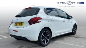 SPOTICAR Peugeot 208 1.2 Puretech Tech Edition Euro 6 (s/s) 5dr Used Car - Hatchback Petrol White - Preston - 1200600462_3
