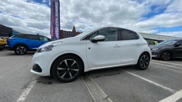 SPOTICAR Peugeot 208 1.2 Puretech Tech Edition Euro 6 (s/s) 5dr Used Car - Hatchback Petrol White - Preston - 1200600462_5
