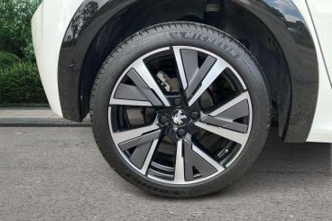 SPOTICAR Peugeot 208 1.2 Puretech Gt Eat Euro 6 (s/s) 5dr Used Car - Hatchback Petrol White - Portsmouth - 1200607270_5