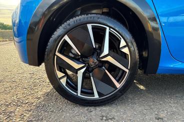 SPOTICAR Peugeot 208 1.2 Gt E-dsc6 Euro 6 (s/s) 5dr Used Car - Hatchback Hybrid Blue - Southend-on-sea - 1200617085_5