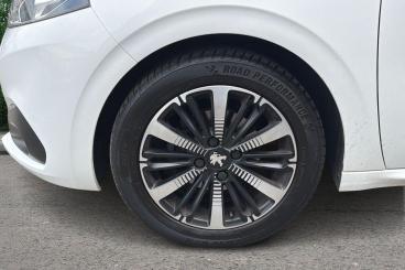 SPOTICAR Peugeot 208 1.2 Puretech Allure Premium Euro 6 (s/s) 5dr Used Car - Hatchback Petrol White - Portsmouth - 1200629386_5
