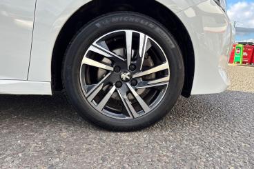 SPOTICAR Peugeot 208 1.2 Puretech Allure Premium + Eat Euro 6 (s/s) 5dr Used Car - Hatchback Petrol White - Southend-on-sea - 1200644276_5