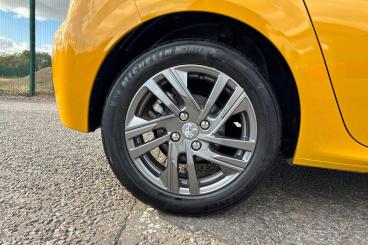 SPOTICAR Peugeot 208 1.2 Puretech Active Premium + Eat Euro 6 (s/s) 5dr Used Car - Hatchback Petrol Yellow - Southend-on-sea - 1200644277_5