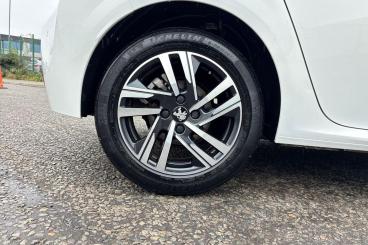SPOTICAR Peugeot 208 1.2 Puretech Allure Premium + Eat Euro 6 (s/s) 5dr Used Car - Hatchback Petrol White - Southend-on-sea - 1200644554_5