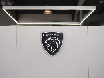 SPOTICAR Peugeot 3008 1.2 Hybrid Gt E-dsc6 Euro 6 (s/s) 5dr Used Car - Suv Hybrid Grey - Bromsgrove - 1200569383_5