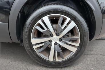 SPOTICAR Peugeot 3008 1.2 Puretech Allure Euro 6 (s/s) 5dr Used Car - Suv Petrol Black - Newbury - 1200608110_5