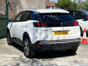 SPOTICAR Peugeot 3008 1.2 Puretech Allure Euro 6 (s/s) 5dr Used Car - Suv Petrol White - Ormskirk - 1200610681_3