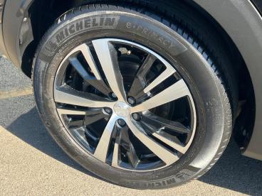 SPOTICAR Peugeot 3008 1.2 Puretech Gt Eat Euro 6 (s/s) 5dr Used Car - Suv Petrol Black - Watford - 1200610992_5