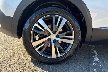 SPOTICAR Peugeot 3008 1.2 Puretech Allure Premium + Eat Euro 6 (s/s) 5dr Used Car - Suv Petrol White - Southend-on-sea - 1200643103_5