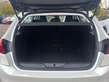 SPOTICAR Peugeot 308 1.5 Bluehdi Allure Eat Euro 6 (s/s) 5dr Used Car - Saloon Diesel White - Newbury - 1200554459_5