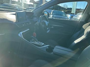 SPOTICAR Peugeot 5008 1.2 Puretech Allure Eat Euro 6 (s/s) 5dr Used Car - Mpv Petrol Green - Chichester - 1200560817_2