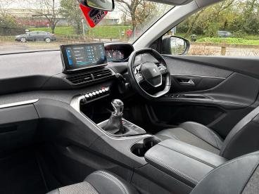 SPOTICAR Peugeot 5008 1.2 Puretech Allure Premium Euro 6 (s/s) 5dr Used Car - Mpv Petrol White - Portsmouth - 1200561398_2