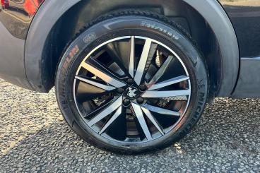 SPOTICAR Peugeot 5008 1.2 Puretech Gt Premium Eat Euro 6 (s/s) 5dr Used Car - Mpv Petrol Black - Southend-on-sea - 1200565197_5