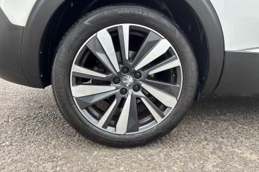 SPOTICAR Peugeot 5008 1.2 Puretech Gt Line Premium Eat Euro 6 (s/s) 5dr Used Car - Mpv Petrol White - Southend-on-sea - 1200631165_5