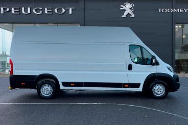 SPOTICAR Peugeot Boxer 2.2 Bluehdi 435 Professional L4 H3 Euro 6 (s/s) 5d Used Car - Commercial Vehicle Diesel White - Basildon - 1200564025_4