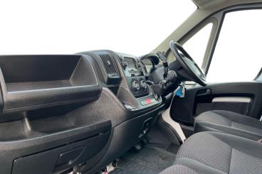 SPOTICAR Peugeot Boxer 2.2 Bluehdi 435 Professional L4 H2 Euro 6 (s/s) 5d Used Car - Commercial Vehicle Diesel White - Basildon - 1200566910_2