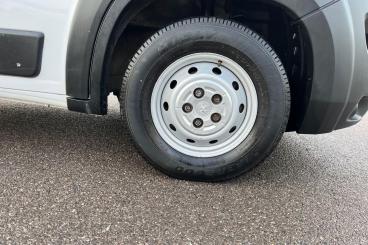 SPOTICAR Peugeot Boxer 2.2 Bluehdi 435 Professional L4 H2 Euro 6 (s/s) 5d Used Car - Commercial Vehicle Diesel White - Basildon - 1200566910_5