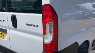 SPOTICAR Peugeot Boxer 2.2 Bluehdi 335 Professional L3 H3 Euro 6 (s/s) 5d Used Car - Commercial Vehicle Diesel White - Hatfield - 1200617836_5