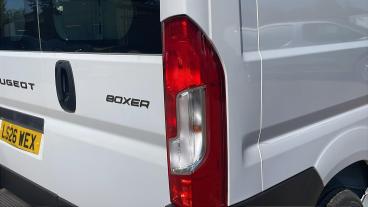 SPOTICAR Peugeot Boxer 2.2 Bluehdi 335 Professional L3 H3 Euro 6 (s/s) 5d Used Car - Commercial Vehicle Diesel White - Hatfield - 1200618628_5