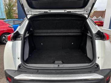 SPOTICAR Peugeot 2008 E-2008 50kwh Gt Auto 5dr Used Car - Suv Electric White - Romsey - 1200556352_5