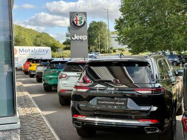 SPOTICAR Peugeot 2008 E-2008 50kwh Gt Auto 5dr Used Car - Suv Electric Blue - Swindon - 1200584433_4