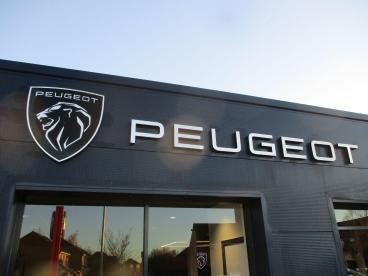 SPOTICAR Peugeot 208 E-208 50kwh Gt Auto 5dr (7.4kw Charger) Used Car - Hatchback Electric  - Colchester - 1200552087_5