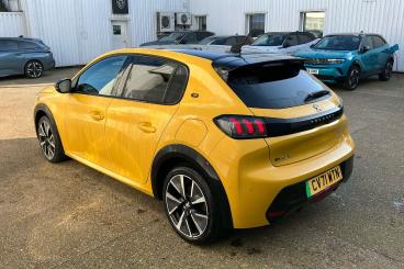 SPOTICAR Peugeot 208 E-208 50kwh Gt Auto 5dr Used Car - Hatchback Electric Yellow - Dartford - 1200575581_2
