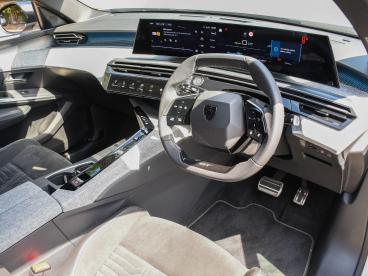 SPOTICAR Peugeot E-3008 73kwh Gt Auto 5dr Used Car - Suv Electric White - Hinckley - 1200523099_3