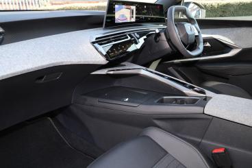 SPOTICAR Peugeot E-3008 73kwh Allure Auto 5dr Used Car - Suv Electric White - Oldham - 1200549543_2