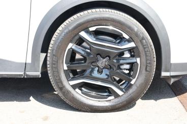 SPOTICAR Peugeot E-3008 73kwh Allure Auto 5dr Used Car - Suv Electric White - Oldham - 1200549543_5