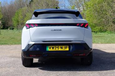 SPOTICAR Peugeot E-3008 73kwh Gt Auto 5dr Used Car - Suv Electric White - Eastbourne - 1200590282_4