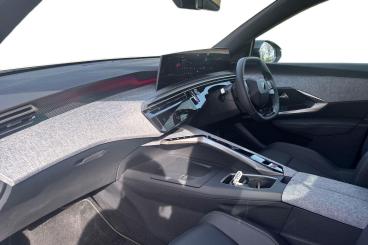 SPOTICAR Peugeot E-3008 73kwh Gt Auto 5dr Used Car - Suv Electric White - Portsmouth - 1200592127_2