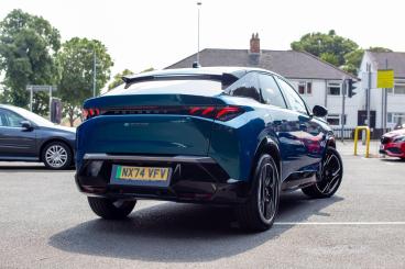 SPOTICAR Peugeot E-3008 73kwh Gt Auto 5dr Used Car - Suv Electric Blue - Hinckley - 1200615909_4