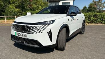 SPOTICAR Peugeot E-3008 73kwh Gt Auto 5dr (11kw Charger) Used Car - Suv Electric White - Crewe - 1200618026_3