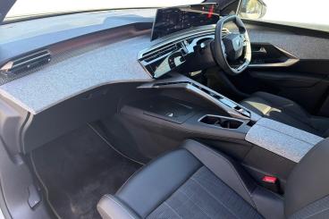 SPOTICAR Peugeot E-3008 73kwh Gt Auto 5dr (11kw Charger) Used Car - Suv Electric White - Portsmouth - 1200626951_2