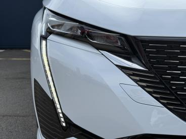 SPOTICAR Peugeot 308 E-308 54kwh Gt Auto 5dr Used Car - Saloon Electric White - Watford - 1200569470_5