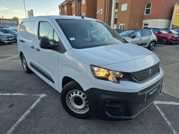 SPOTICAR Peugeot Partner E-partner 700 50kwh Professional Premium + Long Crew Van Aut Used Car - Commercial Vehicle Electric White - Southampton - 1200641494_1